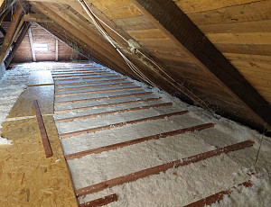 Zateplení stropu bytového domu pomocí foukané izolace